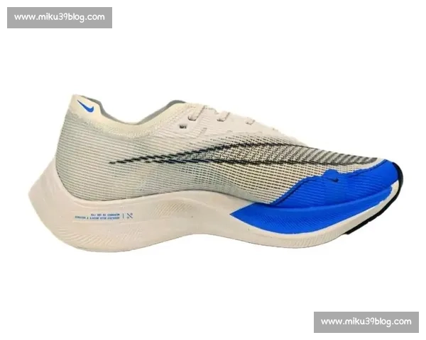 耐克新款科技跑鞋引领都市运动潮流全面升级体验舒适性能与时尚设计并进 - 副本