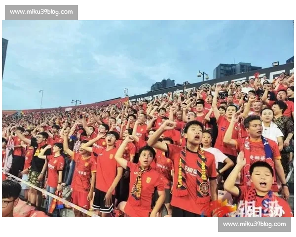 联赛焦点战激战正酣核心球员爆发左右胜负走向引发全场热议讨论声 - 副本 (2)